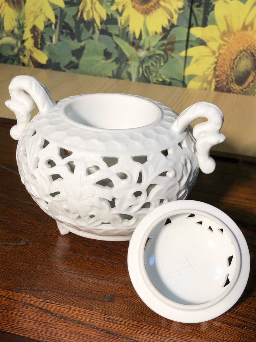 有田焼 深川製磁 「染付唐草文様三つ足香炉」 透かし彫り