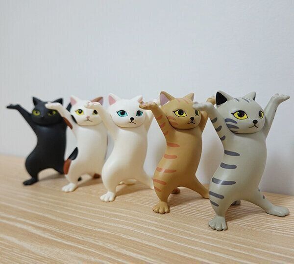 新作登場に猫好きの間で話題に♪大人気・カプセルトイ「ネコのペンおき