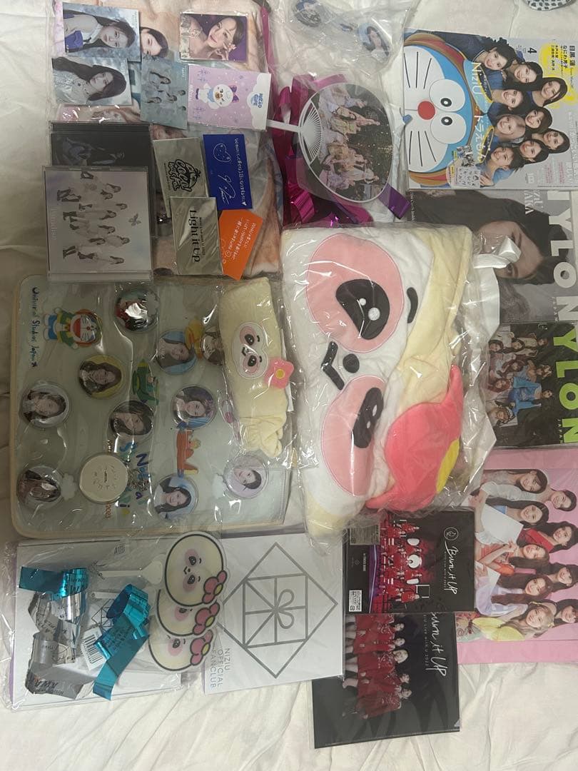 NiziUグッズ　まとめ売り　アヤカ缶バッチ　ANOグッズ　うちわ　　銀テ NiziUグッズまとめ売りアヤカ缶バッチANOグッズうちわ銀テ